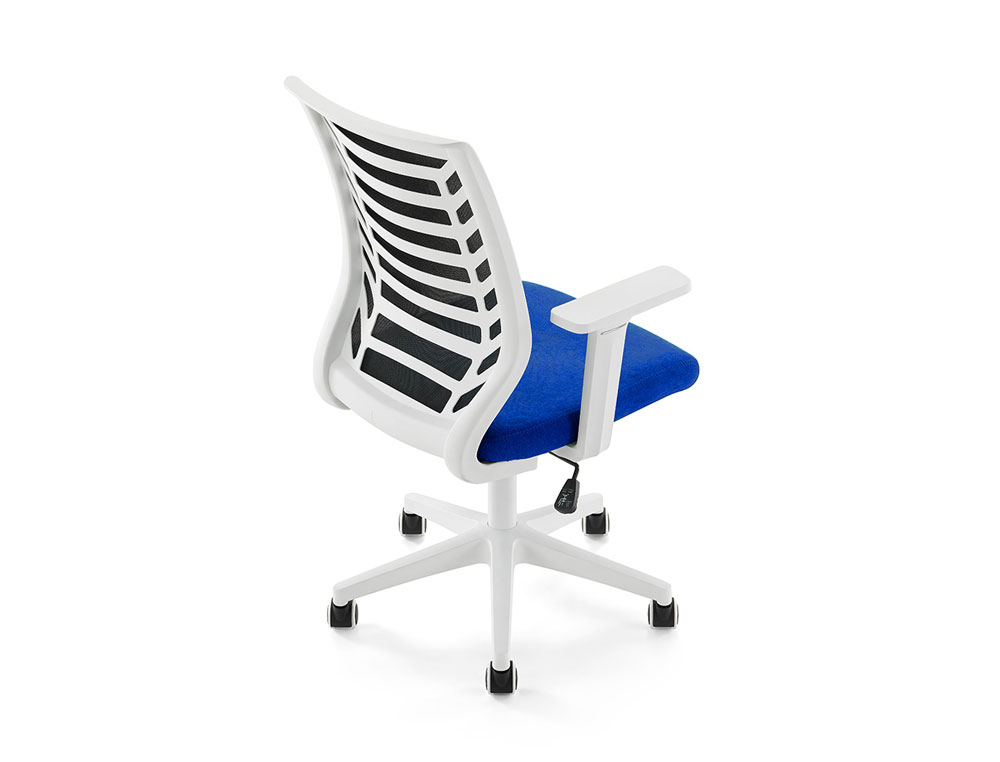 SILLA ROCADA DE OFICINA BRAZOS REGULABLES ESTRUCTURA BLANCA RESPALDO MALLA Y ASIENTO TELA IGNIFUGA NEGRO