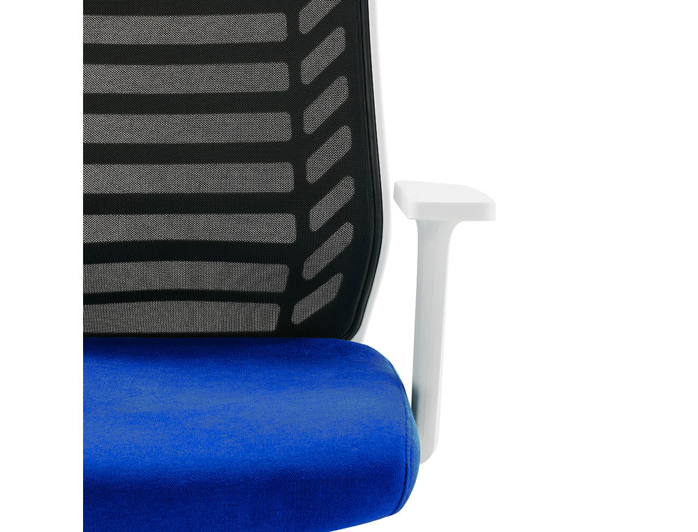 SILLA ROCADA DE OFICINA BRAZOS REGULABLES ESTRUCTURA BLANCA RESPALDO MALLA Y ASIENTO TELA IGNIFUGA NEGRO